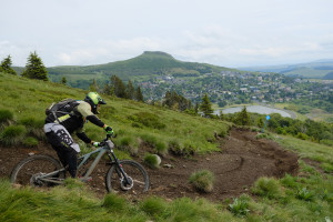 Vue sur le joli village de Super-Besse et la beauté de la campagne environnante.